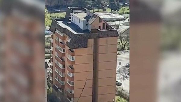 "Ultima fiță în Brașov". Un bărbat și-a construit o „vilă” pe acoperișul unui bloc cu 8 etaje - VIDEO