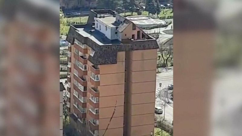 "Ultima fiță &icirc;n Brașov". Un bărbat și-a construit o &bdquo;vilă&rdquo; pe acoperișul unui bloc cu 8 etaje - VIDEO