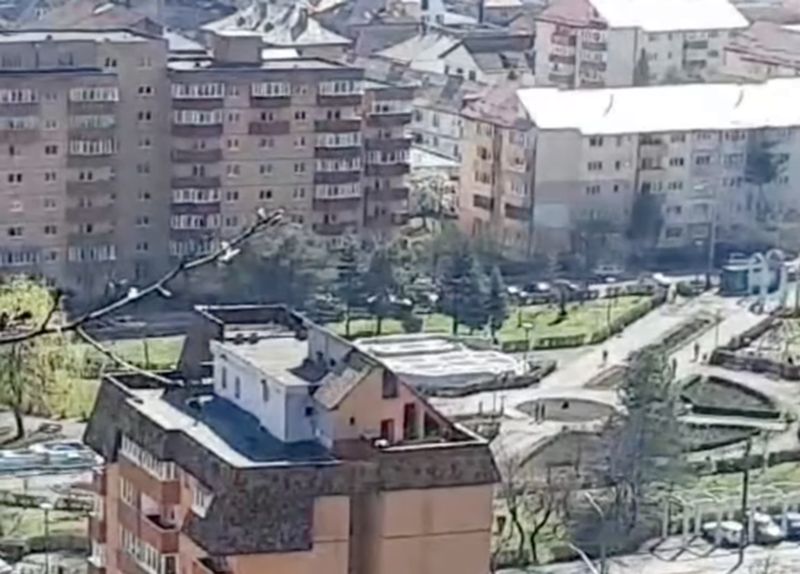 Vilă construită pe un bloc cu opt etaje 