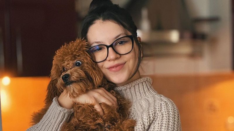 Afecțiunea gravă cu care se confruntă Cleopatra Stratan. Artista și-a făcut curaj și a dezvăluit motivul pentru care nu poate renunța la ochelarii de vedere