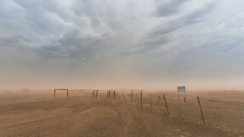 Un val de aer saharian va ajunge deasupra României 