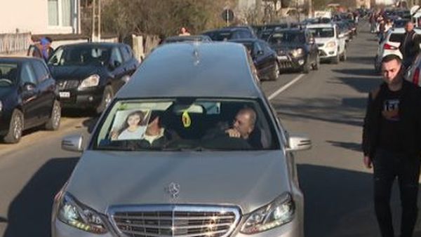  Imagini sfâșietoare din satul natal al Andreei, studenta ucisă cu sânge rece. Ce se întâmplă la casa și pe ulița satului unde a crescut