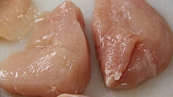 Otrava din farfuria românilor. Cum se îngălbenesc puii ca sa arate ca și când ar fi de la țară