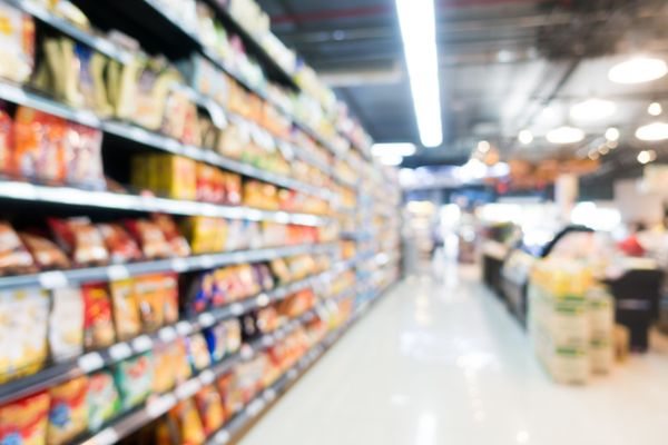 Panică &icirc;ntr-un supermarket din București. O bucată din tavan s-a prăbușit peste o femeie. &Icirc;n ce stare se află victima
