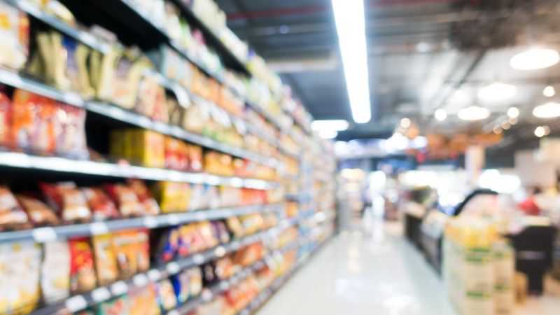 Panică &icirc;ntr-un supermarket din București. O bucată din tavan s-a prăbușit peste o femeie. &Icirc;n ce stare se află victima
