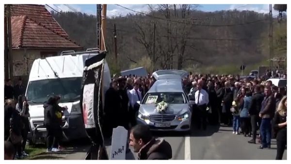 Imagini tulburatoare! Andreea Morega, condusă pe ultimul drum de sute de oameni și un sobor de preoți