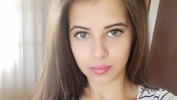 Părinții Andreei Morega au clacat la &icirc;nmorm&acirc;ntarea singurului lor copil. Cei doi abia s-au putut ține pe picioare de durere