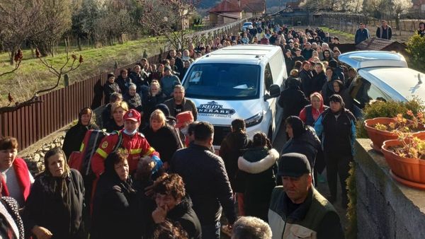 Imaginile durerii! Mama Andreei Morega a leșinat la înmormântarea fiicei sale. Cadrele medicale au intervenit imediat