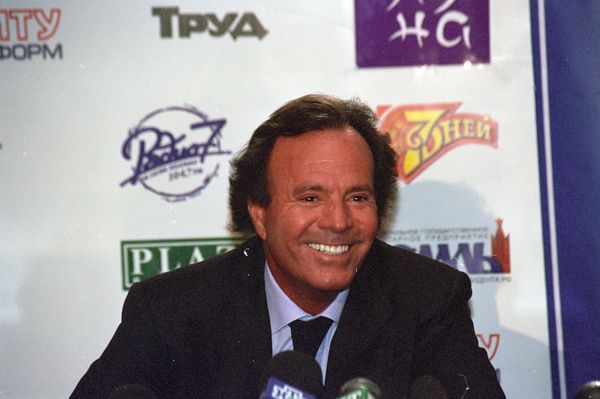 Julio Iglesias şi Netflix au ajuns la un acord pentru un serial despre viaţa c&acirc;ntăreţului