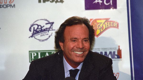 Julio Iglesias şi Netflix au ajuns la un acord pentru un serial despre viaţa cântăreţului