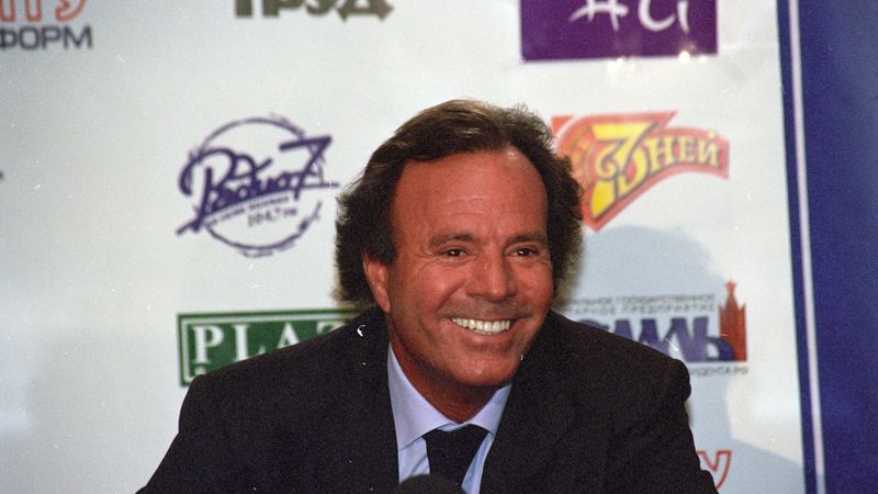 Julio Iglesias şi Netflix au ajuns la un acord pentru un serial despre viaţa c&acirc;ntăreţului