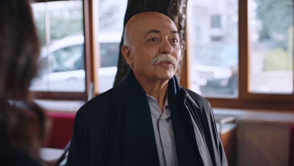 "Sper că se face bine cât mai curând posibil". Settar Tanrıöğen, operat de urgență! Protagonistul serialului „O dragoste” a suferit o hemoragie craniană