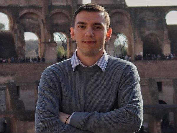 &bdquo;Erau niște copii mai speriați de bombe&rdquo;. Cum se &icirc;nțelegea, de fapt, Mirel Dragomir cu părinții lui?