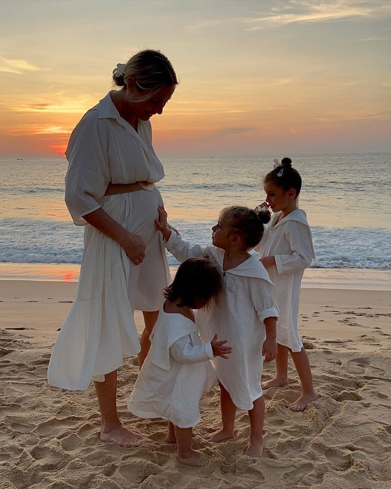 Laura Cosoi urmează să devină mamă pentru a patra oară