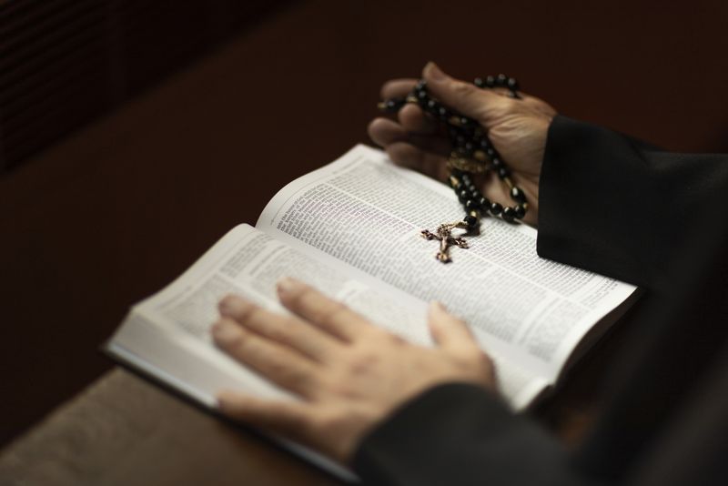 Iată preotul de 63 de ani din Ghana care s-a căsătorit cu o minoră