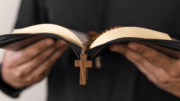 Mariajul care a șocat o lume întreagă! Cine este preotul, în vârstă de 63 de ani, care s-a căsătorit cu o fetiță de 12 ani?