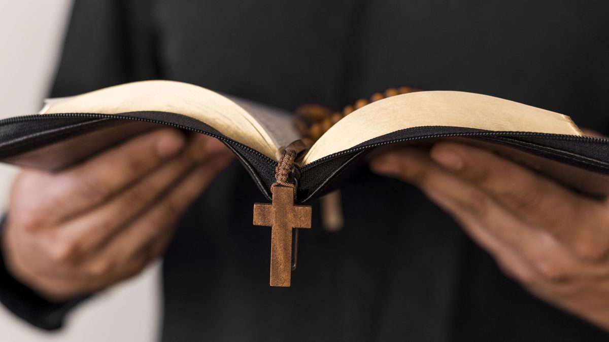 Cine este preotul, în vârstă de 63 de ani, care s-a căsătorit cu o fetiță de 12 ani?