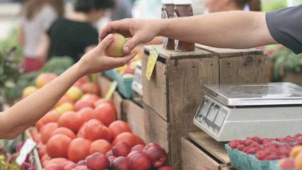 Fructe și legume otrăvite v&acirc;ndute &icirc;n piețele și &icirc;n magazinele din Rom&acirc;nia. Ce substanțe periculoase conțin