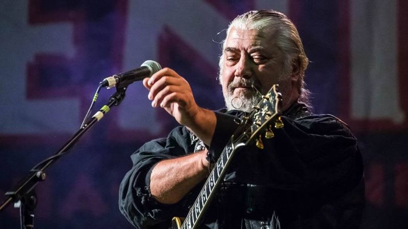 Starea de sănătate a liderului trupei Phoenix: "Recuperarea va fi de durată". Nicu Covaci se află &icirc;n continuare &icirc;n spital, după ce a fost operat de urgență pe creier 