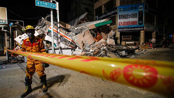 Cutremur cu magnitudinea de 7,4 pe scara Richter: Oameni blocaţi, după ce 26 de clădiri s-au prăbuşit