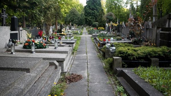 Caz halucinant &icirc;n județul Suceava! "Capacul sicriului este deschis". Un bărbat şi-a dezgropat prietenul pentru că a visat că a &icirc;nviat