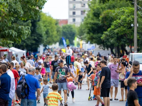 Arterele aglomerate din București devin spații pietonale. &Icirc;n weekendul 6-7 aprilie &icirc;ncepe proiectul &rdquo;Străzi deschise &ndash; București, Promenadă urbană 2024&rdquo;