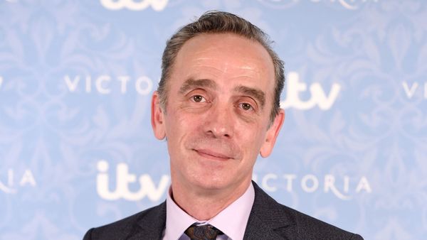 Actorul britanic Adrian Schiller, cunoscut pentru roluri &icirc;n "The Last Kingdom" (Netflix) şi "Victoria (ITV), a murit "subit"