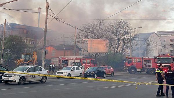 Incendiu violent pe Șoseaua Chitilei din București: zeci de persoane au fost evacuate