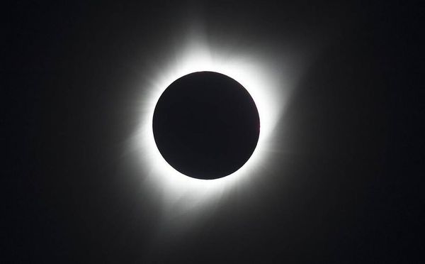 Zeci de milioane de oameni se pregătesc să urmărească astazi o eclipsă totală de Soare. Cum va putea fi vazuta si in Europa?