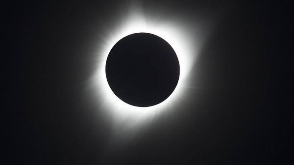 Zeci de milioane de oameni se pregătesc să urmărească astazi o eclipsă totală de Soare. Cum va putea fi vazuta si in Europa?