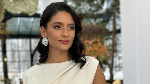 Oana Moșneagu, criticată pentru ținuta pe care a purtat-o în ziua cununiei civile: "Se vede prin ea!". Ce răspuns a dat actrița