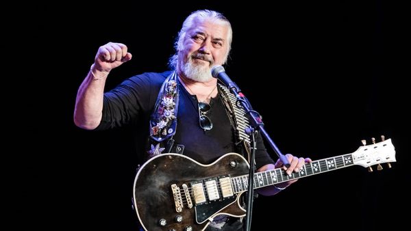 "Veștile nu sunt bune". Ce se întâmplă cu Nicu Covaci după operația pe creier? Mesajul transmis de membrii formației Phoenix