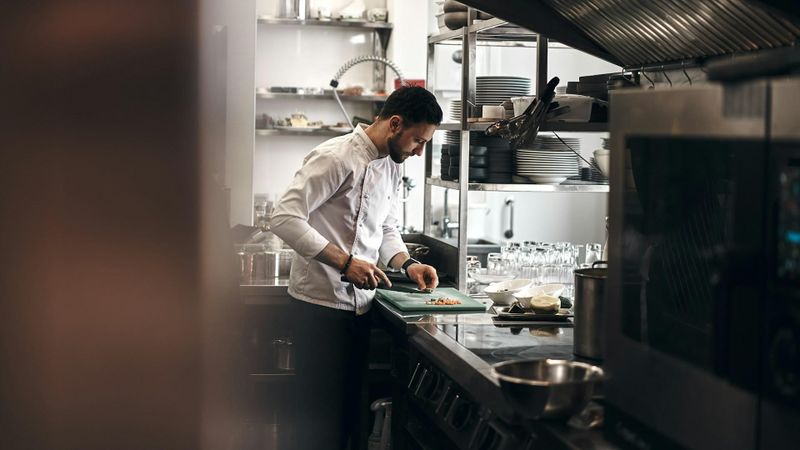 Secretele unei bucătării eficiente &icirc;n domeniul Horeca: alegerea echipamentelor potrivite