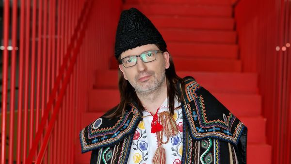 "Mă g&acirc;ndeam numai la familia mea pe care nu voiam să o las singură". Florin Vasilică, operat de urgenţă pe creier. C&acirc;ntăreţul vorbește despre drumul său prin această "provocare" dureroasă