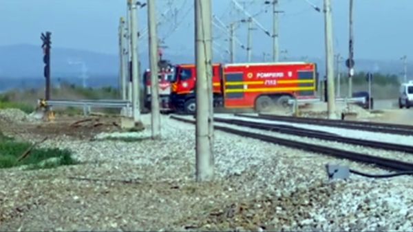 VIDEO. Dovadă de o maximă inconștiență. Mașina de pompieri la o secundă de coliziunea cu un tren plin cu pasageri. Șoferul autospecialei va fi expertizat psihiatric