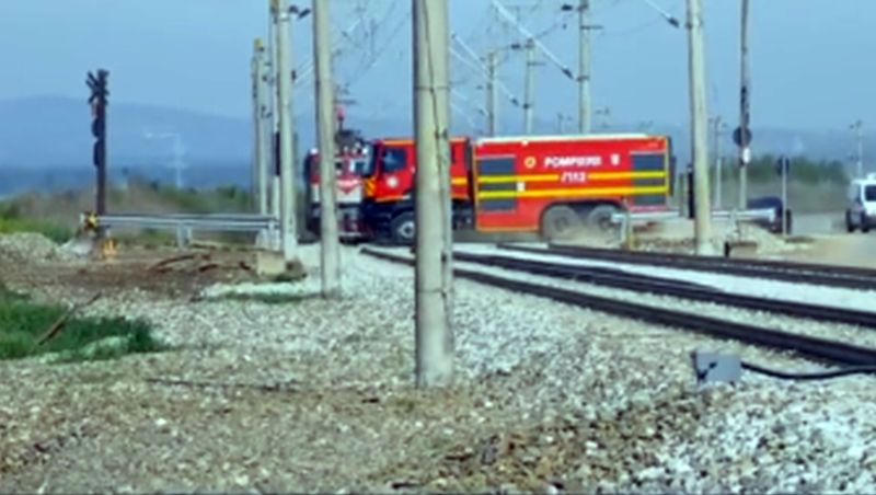 Mașina de pompieri la o secundă de coliziunea cu un tren plin cu pasageri