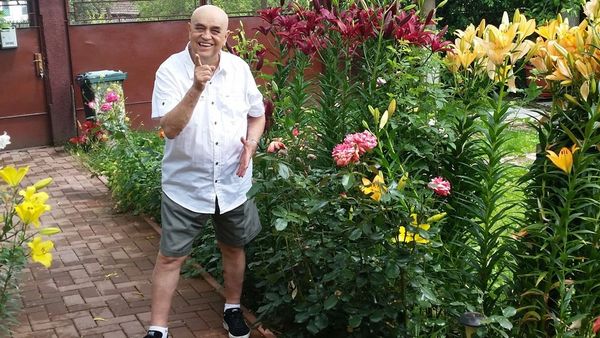 "Cred că  ne-a văzut de acolo de sus". Foștii colegi de scenă, moment emoționant la mormântul lui Benone Sinulescu