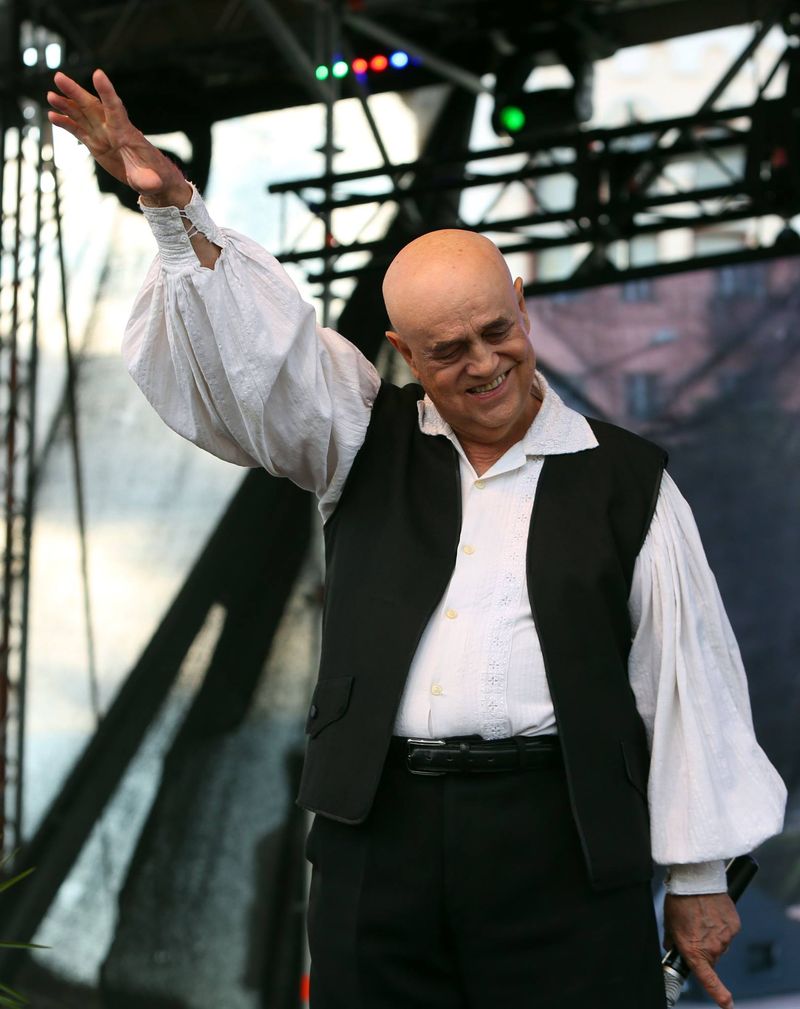 Mioara Velicu, Steliana Sima, Gelu Voicu și Mariana Căpitănescu la mormântul lui Benone Sinulescu