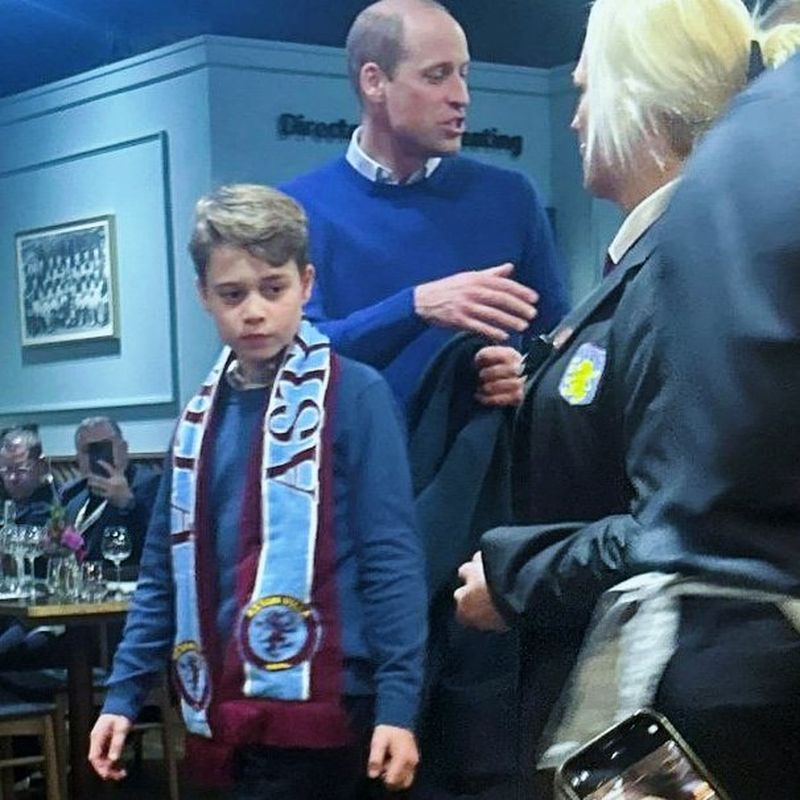 Printul George purtand o esarfa a clubului Aston Villa