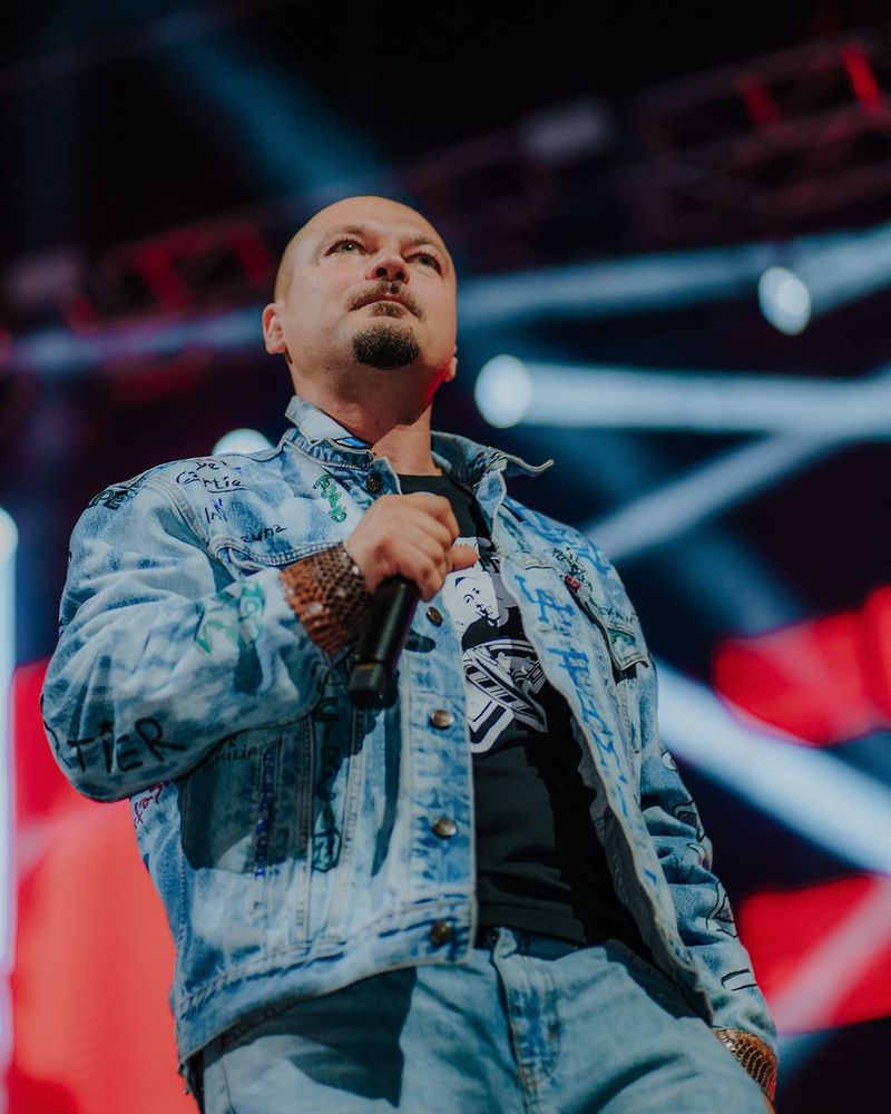 Puya se reapucă de treabă la casa de la țară