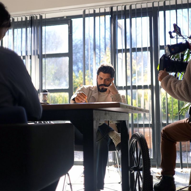 Actorul Burak Ozcivit a devenit cunoscut după ce a jucat în mai multe seriale de succes