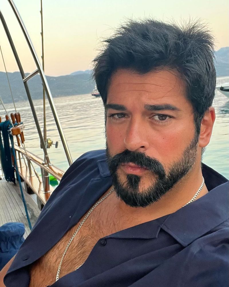 Burak Ozcivit este unul dintre cei mai îndrăgiți actori turci