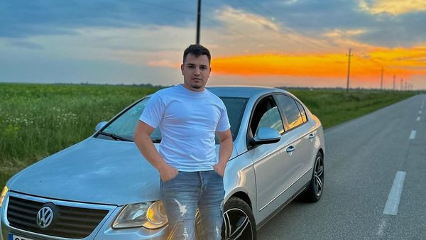 "Nu am să mă mai întorc". Postările tânărului care și-a pierdut viața în accidentul rutier din Olt, interpretate ca fiind prevestitoare. Mădălin și-a strigat durerea pe internet