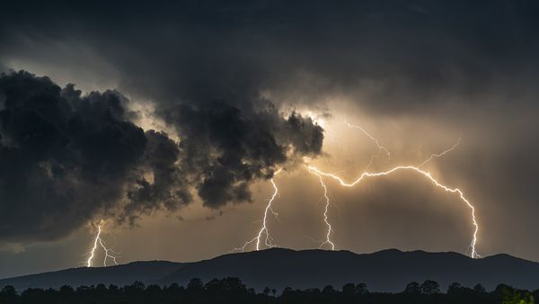 Vremea se răcește brusc! Meteorologii anunță Cod galben de furtuni. Ce zone sunt vizate
