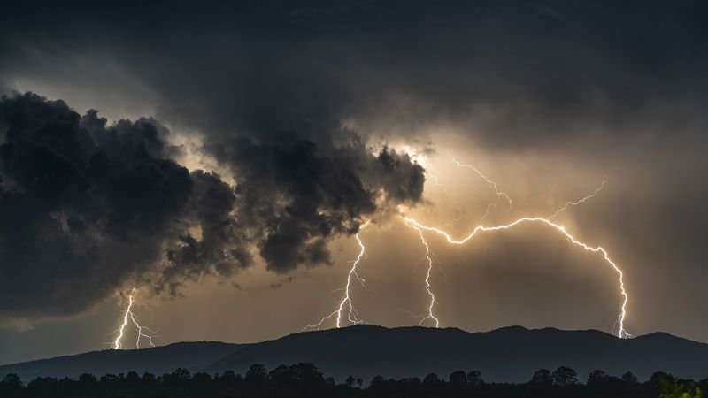 Vremea se răcește brusc! Meteorologii anunță Cod galben de furtuni. Ce zone sunt vizate