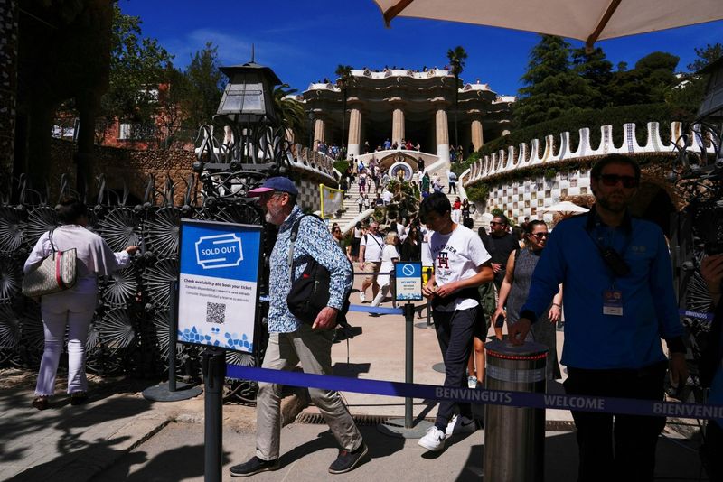 Turistii in zona Park Gruell, Barcelona