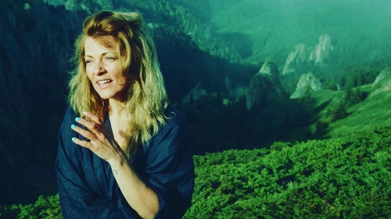 Cum arată viața Danei Nălbaru de c&acirc;nd s-a mutat la țară: "O femeie obosită, dar fericită ca și-a plantat singură roșiile, castraveții si ardeii" 