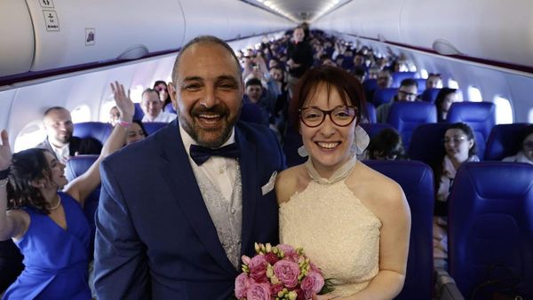 VIDEO. Motivul pentru care doi tineri au ales să se căsătorească &icirc;n avion