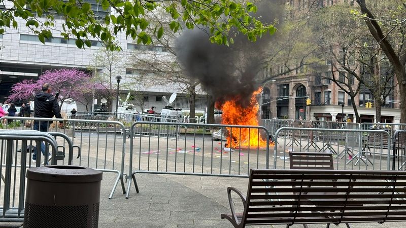 "A scos o canistră şi a turnat pe el". Cine este bărbatul care și-a dat foc &icirc;n fața tribunalului unde se desfășoară procesul lui Donald Trump