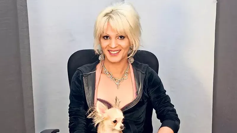 A murit cântăreața transgender Naomi la 47 de ani